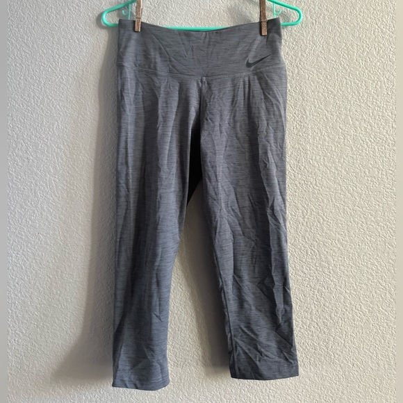 Nike Women’s Grey Capri Leggings with Waistband Pocket - Picture 1 of 4